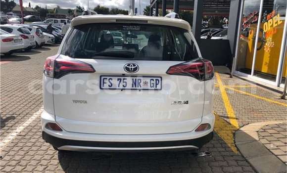 Sayi Na hannu Toyota RAV4 White Mota in Maseru a Maseru Sayi Na hannu Toyota RAV4 White Mota in Maseru a Maseru