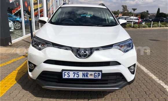 Sayi Na hannu Toyota RAV4 White Mota in Maseru a Maseru Sayi Na hannu Toyota RAV4 White Mota in Maseru a Maseru