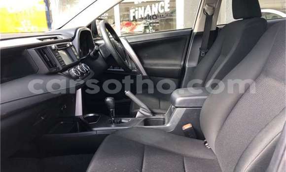 Sayi Na hannu Toyota RAV4 White Mota in Maseru a Maseru Sayi Na hannu Toyota RAV4 White Mota in Maseru a Maseru