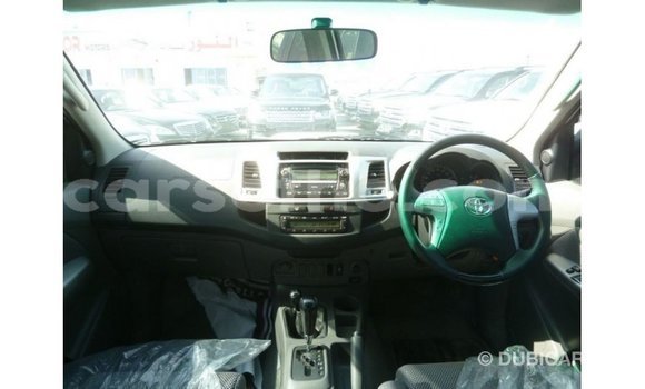 Sayi Imported Toyota Hilux White Mota in Import - Dubai a Maseru Sayi Imported Toyota Hilux White Mota in Import - Dubai a Maseru
