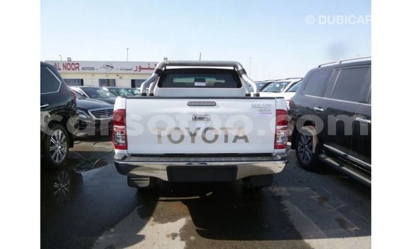 Sayi Imported Toyota Hilux White Mota in Import - Dubai a Maseru Sayi Imported Toyota Hilux White Mota in Import - Dubai a Maseru