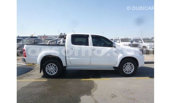 Sayi Imported Toyota Hilux White Mota in Import - Dubai a Maseru Sayi Imported Toyota Hilux White Mota in Import - Dubai a Maseru