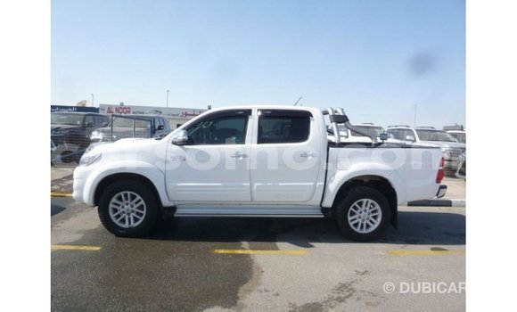 Sayi Imported Toyota Hilux White Mota in Import - Dubai a Maseru Sayi Imported Toyota Hilux White Mota in Import - Dubai a Maseru