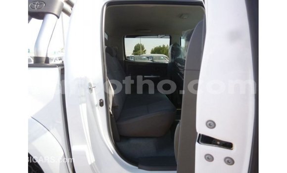 Sayi Imported Toyota Hilux White Mota in Import - Dubai a Maseru Sayi Imported Toyota Hilux White Mota in Import - Dubai a Maseru