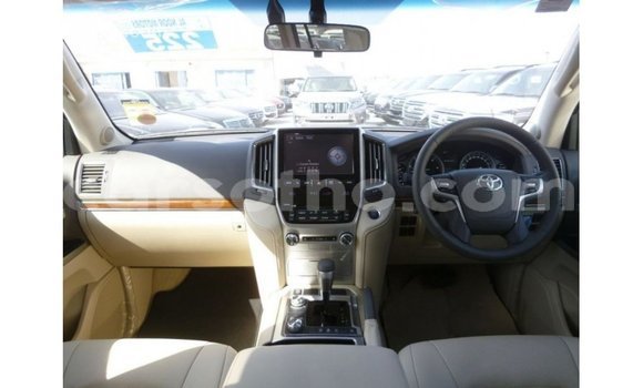 Sayi Imported Toyota Land Cruiser White Mota in Import - Dubai a Maseru Sayi Imported Toyota Land Cruiser White Mota in Import - Dubai a Maseru