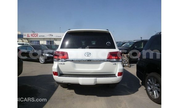 Sayi Imported Toyota Land Cruiser White Mota in Import - Dubai a Maseru Sayi Imported Toyota Land Cruiser White Mota in Import - Dubai a Maseru