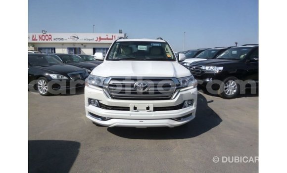 Sayi Imported Toyota Land Cruiser White Mota in Import - Dubai a Maseru Sayi Imported Toyota Land Cruiser White Mota in Import - Dubai a Maseru