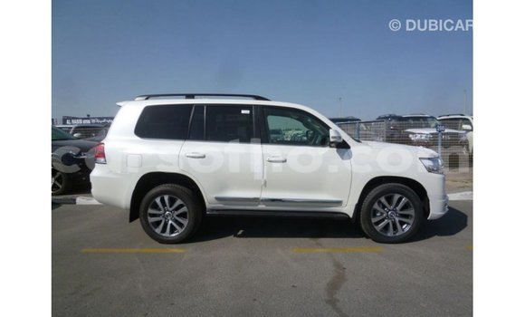 Sayi Imported Toyota Land Cruiser White Mota in Import - Dubai a Maseru Sayi Imported Toyota Land Cruiser White Mota in Import - Dubai a Maseru
