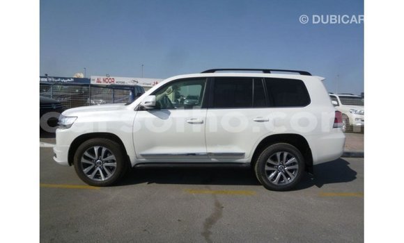 Sayi Imported Toyota Land Cruiser White Mota in Import - Dubai a Maseru Sayi Imported Toyota Land Cruiser White Mota in Import - Dubai a Maseru