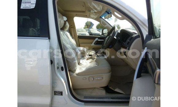 Sayi Imported Toyota Land Cruiser White Mota in Import - Dubai a Maseru Sayi Imported Toyota Land Cruiser White Mota in Import - Dubai a Maseru