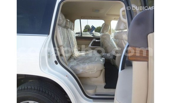 Sayi Imported Toyota Land Cruiser White Mota in Import - Dubai a Maseru Sayi Imported Toyota Land Cruiser White Mota in Import - Dubai a Maseru