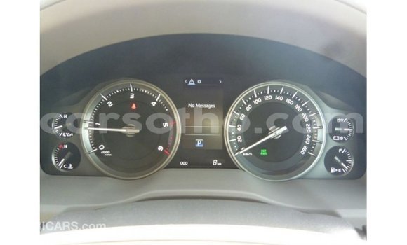 Sayi Imported Toyota Land Cruiser White Mota in Import - Dubai a Maseru Sayi Imported Toyota Land Cruiser White Mota in Import - Dubai a Maseru