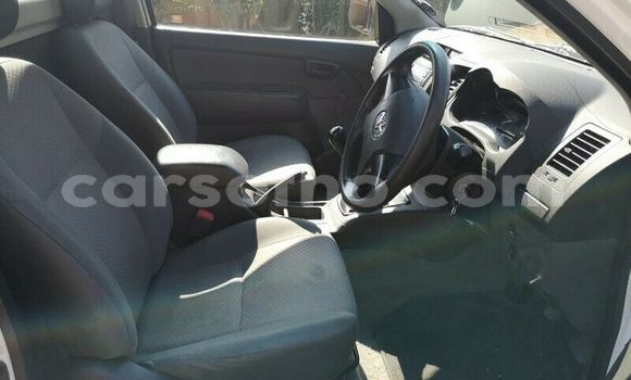 Sayi Na hannu Toyota Hilux White Mota in Maputsoe a Leribe Sayi Na hannu Toyota Hilux White Mota in Maputsoe a Leribe