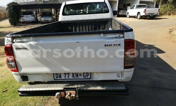 Sayi Na hannu Toyota Hilux White Mota in Maputsoe a Leribe Sayi Na hannu Toyota Hilux White Mota in Maputsoe a Leribe