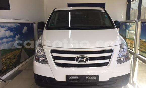Sayi Na hannu Hyundai H1 White Mota in Maseru a Maseru Sayi Na hannu Hyundai H1 White Mota in Maseru a Maseru