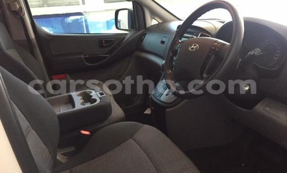 Sayi Na hannu Hyundai H1 White Mota in Maseru a Maseru Sayi Na hannu Hyundai H1 White Mota in Maseru a Maseru