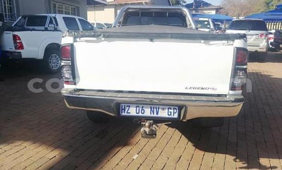 Sayi Na hannu Toyota Hilux White Mota in Maseru a Maseru Sayi Na hannu Toyota Hilux White Mota in Maseru a Maseru