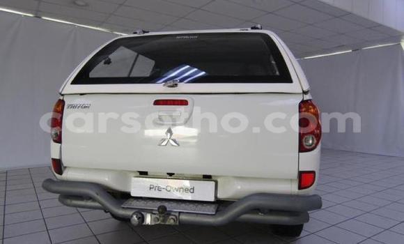 Sayi Na hannu Mitsubishi Triton White Mota in Maseru a Maseru Sayi Na hannu Mitsubishi Triton White Mota in Maseru a Maseru