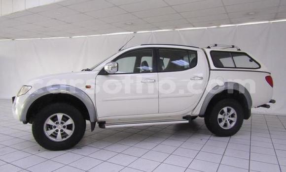 Sayi Na hannu Mitsubishi Triton White Mota in Maseru a Maseru Sayi Na hannu Mitsubishi Triton White Mota in Maseru a Maseru