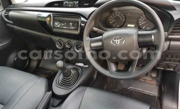 Sayi Na hannu Toyota Hilux White Mota in Maseru a Maseru Sayi Na hannu Toyota Hilux White Mota in Maseru a Maseru