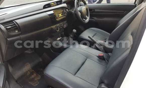 Sayi Na hannu Toyota Hilux White Mota in Maseru a Maseru Sayi Na hannu Toyota Hilux White Mota in Maseru a Maseru