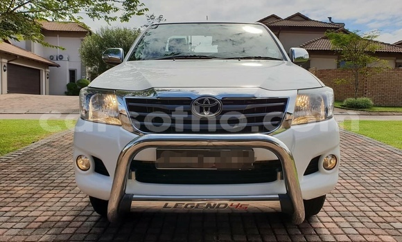 Sayi Na hannu Toyota Hilux White Mota in Maseru a Maseru Sayi Na hannu Toyota Hilux White Mota in Maseru a Maseru