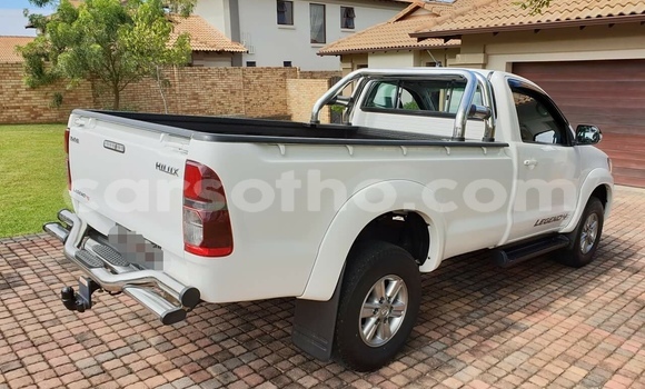 Sayi Na hannu Toyota Hilux White Mota in Maseru a Maseru Sayi Na hannu Toyota Hilux White Mota in Maseru a Maseru