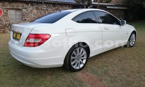Acheter Occasion Voiture Mercedes-Benz C–Class Blanc à Maseru, Maseru Acheter Occasion Voiture Mercedes-Benz C–Class Blanc à Maseru, Maseru