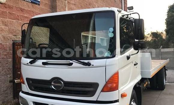 Sayi Na hannu Hino 300 Series White Babbar mota in Maseru a Maseru Sayi Na hannu Hino 300 Series White Babbar mota in Maseru a Maseru