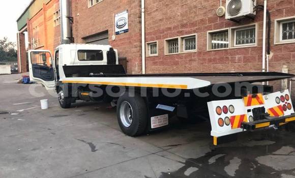 Sayi Na hannu Hino 300 Series White Babbar mota in Maseru a Maseru Sayi Na hannu Hino 300 Series White Babbar mota in Maseru a Maseru