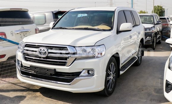 Sayi Imported Toyota Land Cruiser White Mota in Import - Dubai a Maseru Sayi Imported Toyota Land Cruiser White Mota in Import - Dubai a Maseru