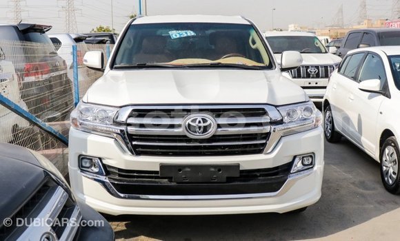 Sayi Imported Toyota Land Cruiser White Mota in Import - Dubai a Maseru Sayi Imported Toyota Land Cruiser White Mota in Import - Dubai a Maseru