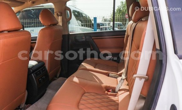 Sayi Imported Toyota Land Cruiser White Mota in Import - Dubai a Maseru Sayi Imported Toyota Land Cruiser White Mota in Import - Dubai a Maseru
