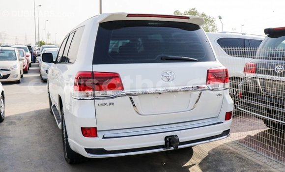 Sayi Imported Toyota Land Cruiser White Mota in Import - Dubai a Maseru Sayi Imported Toyota Land Cruiser White Mota in Import - Dubai a Maseru