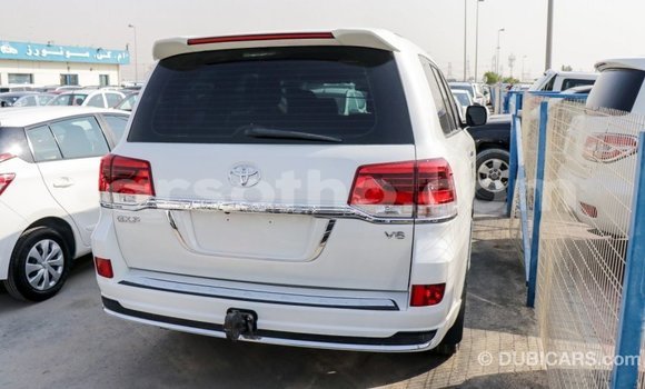 Sayi Imported Toyota Land Cruiser White Mota in Import - Dubai a Maseru Sayi Imported Toyota Land Cruiser White Mota in Import - Dubai a Maseru
