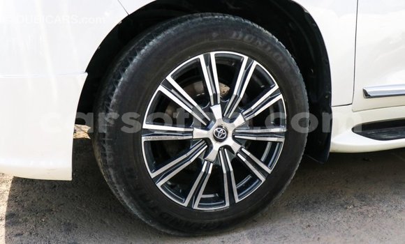Sayi Imported Toyota Land Cruiser White Mota in Import - Dubai a Maseru Sayi Imported Toyota Land Cruiser White Mota in Import - Dubai a Maseru