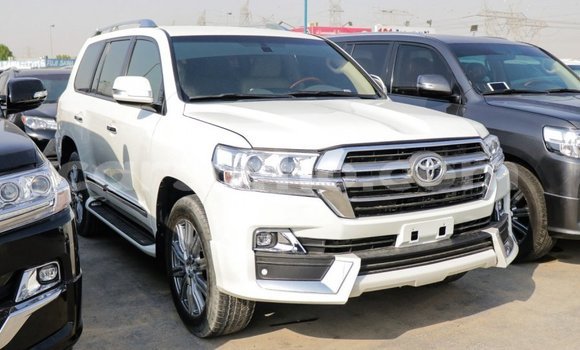Sayi Imported Toyota Land Cruiser White Mota in Import - Dubai a Maseru Sayi Imported Toyota Land Cruiser White Mota in Import - Dubai a Maseru