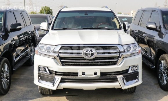 Sayi Imported Toyota Land Cruiser White Mota in Import - Dubai a Maseru Sayi Imported Toyota Land Cruiser White Mota in Import - Dubai a Maseru