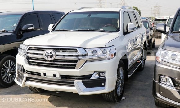 Sayi Imported Toyota Land Cruiser White Mota in Import - Dubai a Maseru Sayi Imported Toyota Land Cruiser White Mota in Import - Dubai a Maseru