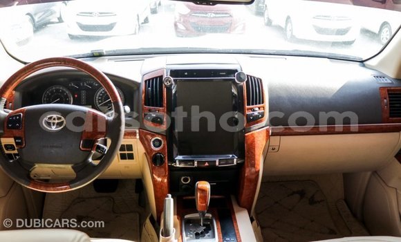 Sayi Imported Toyota Land Cruiser White Mota in Import - Dubai a Maseru Sayi Imported Toyota Land Cruiser White Mota in Import - Dubai a Maseru