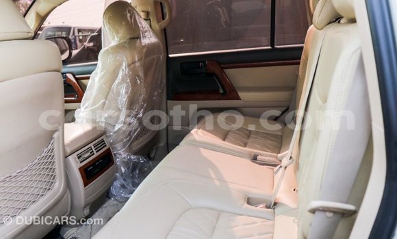 Sayi Imported Toyota Land Cruiser White Mota in Import - Dubai a Maseru Sayi Imported Toyota Land Cruiser White Mota in Import - Dubai a Maseru