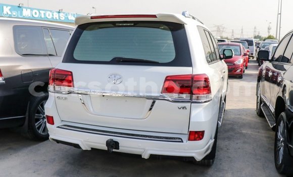 Sayi Imported Toyota Land Cruiser White Mota in Import - Dubai a Maseru Sayi Imported Toyota Land Cruiser White Mota in Import - Dubai a Maseru