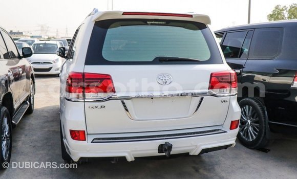 Sayi Imported Toyota Land Cruiser White Mota in Import - Dubai a Maseru Sayi Imported Toyota Land Cruiser White Mota in Import - Dubai a Maseru