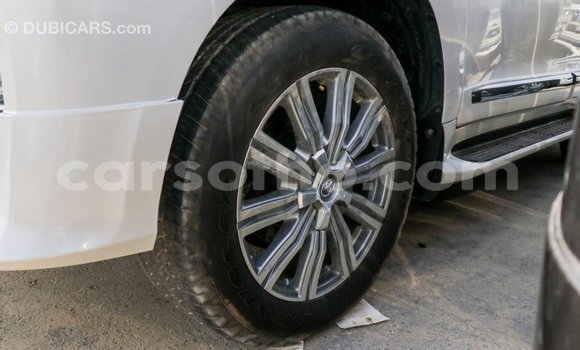 Sayi Imported Toyota Land Cruiser White Mota in Import - Dubai a Maseru Sayi Imported Toyota Land Cruiser White Mota in Import - Dubai a Maseru