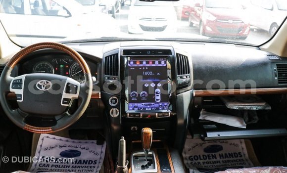 Acheter Import Voiture Toyota Land Cruiser Noir à Import - Dubai, Maseru Acheter Import Voiture Toyota Land Cruiser Noir à Import - Dubai, Maseru