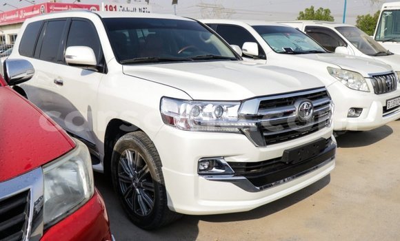 Sayi Imported Toyota Land Cruiser White Mota in Import - Dubai a Maseru Sayi Imported Toyota Land Cruiser White Mota in Import - Dubai a Maseru