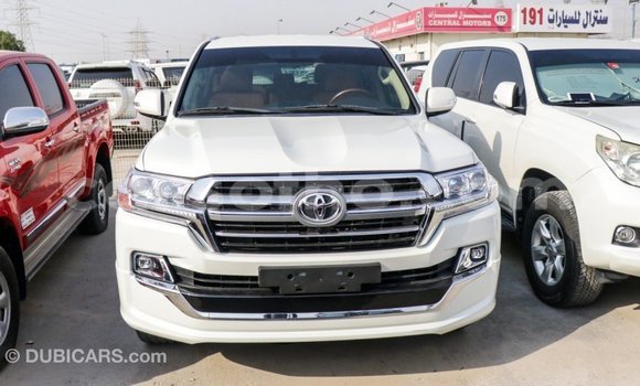 Sayi Imported Toyota Land Cruiser White Mota in Import - Dubai a Maseru Sayi Imported Toyota Land Cruiser White Mota in Import - Dubai a Maseru