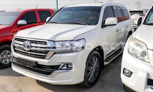 Sayi Imported Toyota Land Cruiser White Mota in Import - Dubai a Maseru Sayi Imported Toyota Land Cruiser White Mota in Import - Dubai a Maseru