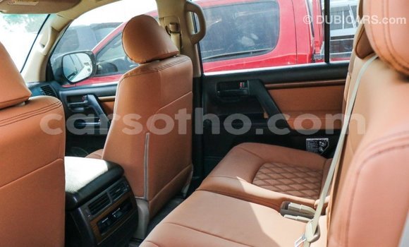 Sayi Imported Toyota Land Cruiser White Mota in Import - Dubai a Maseru Sayi Imported Toyota Land Cruiser White Mota in Import - Dubai a Maseru