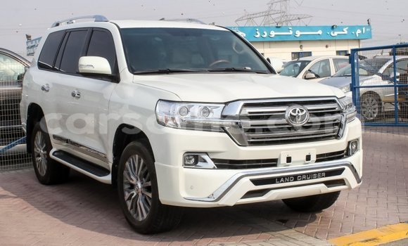 Sayi Imported Toyota Land Cruiser White Mota in Import - Dubai a Maseru Sayi Imported Toyota Land Cruiser White Mota in Import - Dubai a Maseru